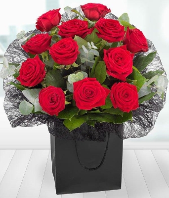 A Dozen Red Roses Gift Box**