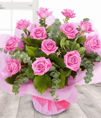 A Dozen Pink Roses Gift Box**